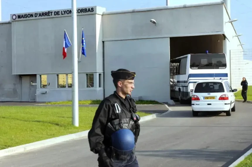 Prison Escape Drama: Inmate Flees Jail Hidden in Cellmate’s Luggage!