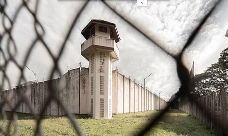 Prison Escape Drama: Inmate Flees Jail Hidden in Cellmate’s Luggage!