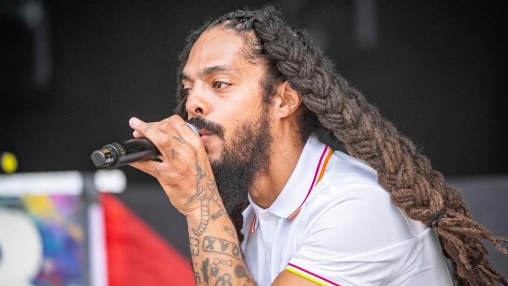 U.S. Pulls Visas for U.K. Musicians After Controversial Glastonbury Performance (2)