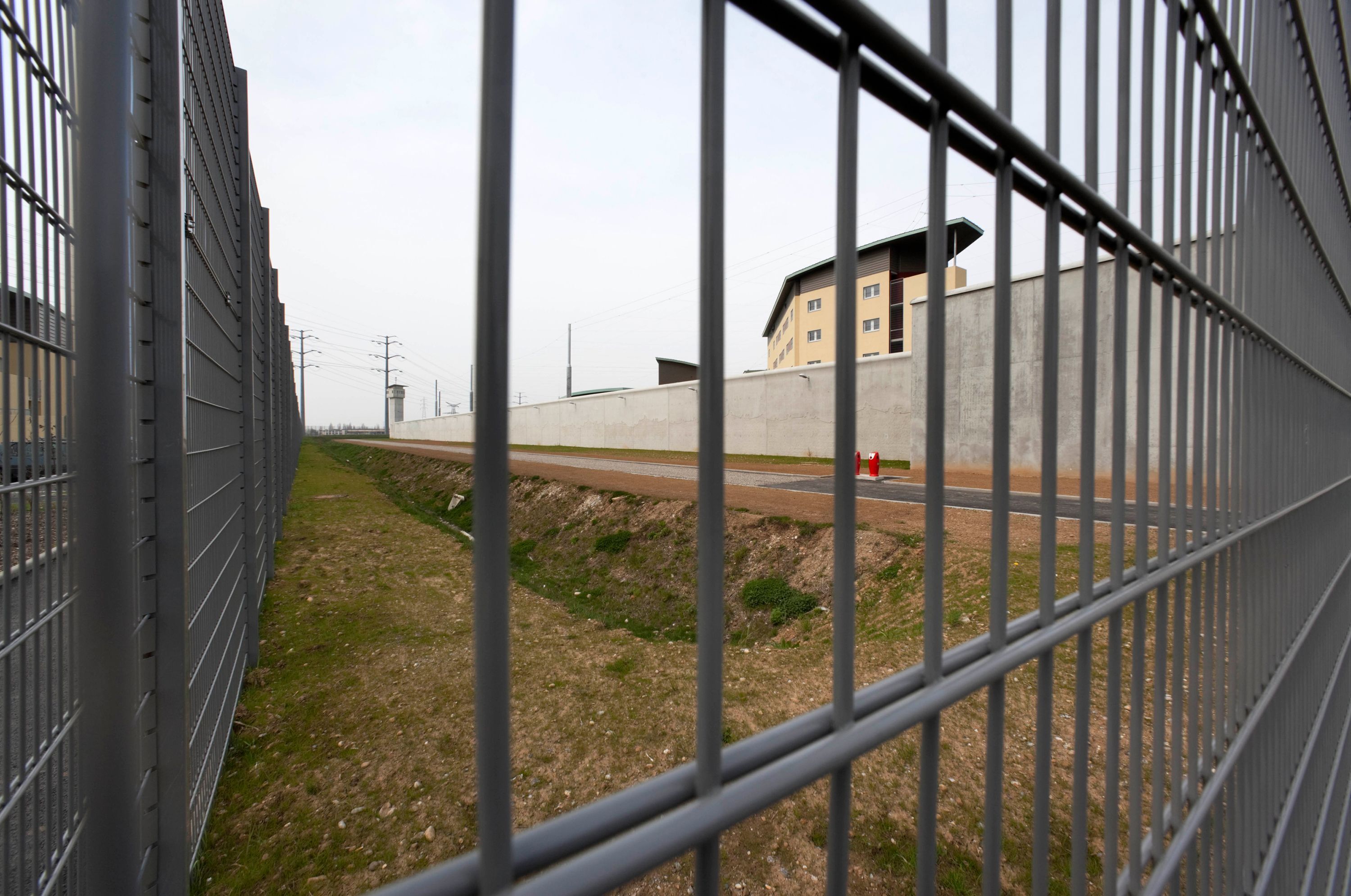 Prison Escape Drama: Inmate Flees Jail Hidden in Cellmate’s Luggage!